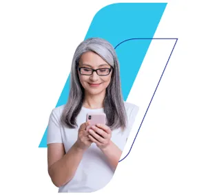 Fotografia de mulher de cabelo grisalho e óculos, com fundo de grafismo azul. Sorri enquanto mexe em celular rosa.