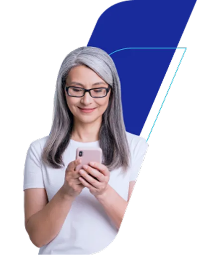 Fotografia de mulher de cabelo grisalho e óculos, com fundo de grafismo azul. Sorri enquanto mexe em celular rosa.