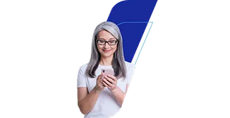 Fotografia de mulher de cabelo grisalho e óculos, com fundo de grafismo azul. Sorri enquanto mexe em celular rosa.