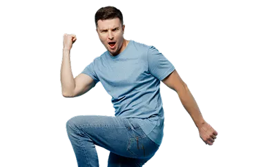 Fotografia de homem de camiseta azul e jeans com fundo preto. Ele está com boca aberta, braço erguido e joelho levantado.