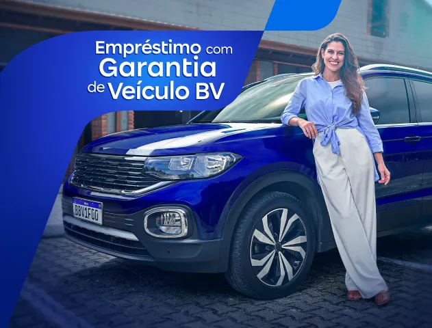 Mulher sorridente encostada em um carro azul.
