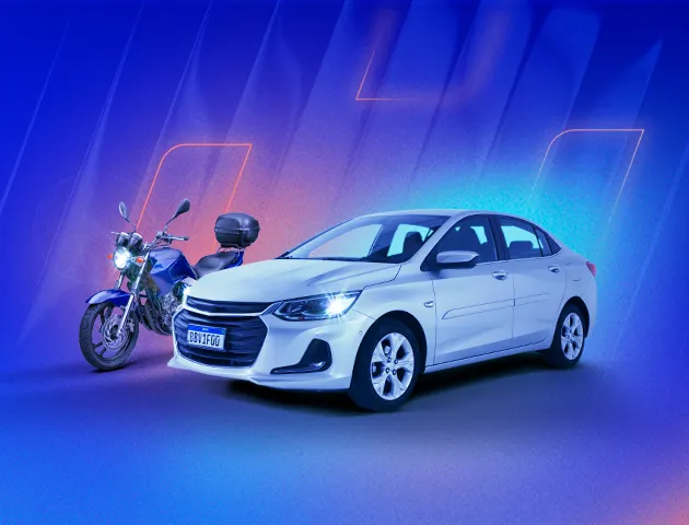 uma moto azul marinho no canto direito e, ao lado dela, um carro sedan branco com faróis acesos. Ao fundo, temos luzes rosa e azul claro em um fundo azul marinho.