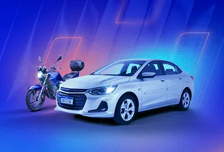 uma moto azul marinho no canto direito e, ao lado dela, um carro sedan branco com faróis acesos. Ao fundo, temos luzes rosa e azul claro em um fundo azul marinho.