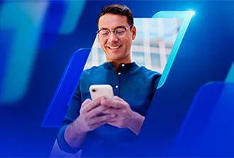 Pessoa segurando e olhando para um smartphone, com o rosto desfocado. Ao fundo, há formas geométricas em tons de azul com efeito de gradiente, além de uma vista sutil de prédios