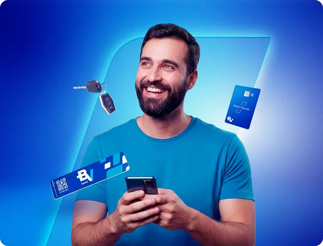 Homem segurando um celular enquanto sorri, e ao lado um cartão BV, uma tag BV Veloe e a chave de um carro. 