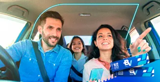 Um homem, uma mulher e uma criança em um carro, conversando e olhando para a estrada, e abaixo duas Tags BV Veloe