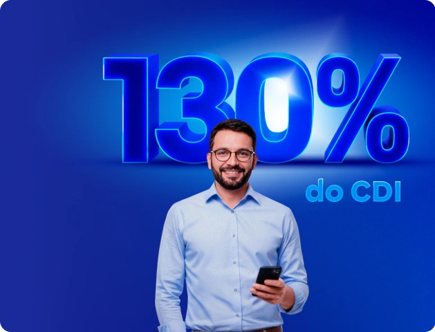 Imagem de fundo azul com um homem branco de óculos e barba no centro da imagem. Em segundo plano está escrito 130% do CDI.