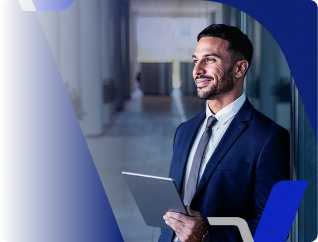 Homem de terno segurando um tablet em ambiente corporativo