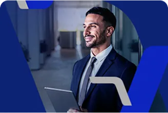 Homem de terno segurando um tablet em ambiente corporativo