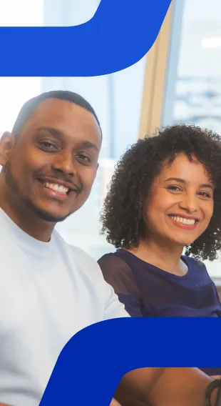 Um homem e uma mulher sentados um ao lado do outro sorrindo, com elementos visuais azuis sobrepostos à imagem. 