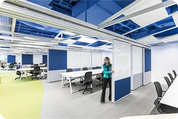 No centro, uma piscina de bolinhas azuis e brancas com detalhe azul no meio. Ao fundo, uma escada e mesas com cadeiras.