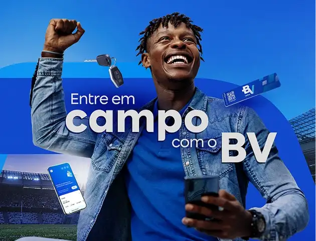 Homem sorridente segurando um celular e com um braço levantado, em frente a fundo azul com elementos visuais, chave de carro, tag veicular, cartão e um celular. Texto no banner: “Entre em campo com o BV”.