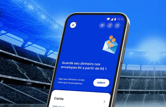 Celular aberto no aplicativo do banco BV, na tela de “Envelopes”.