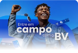 Homem sorridente segurando um celular e com um braço levantado, em frente a fundo azul com elementos visuais, chave de carro, tag veicular, cartão e um celular. Texto no banner: “Entre em campo com o BV”.