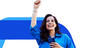 Mulher sorridente, segurando um celular com um braço levantado, sobre fundo branco e azul com elemento gráfico curvo ao fundo.