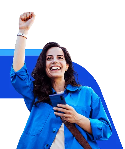 Mulher sorridente, segurando um celular com um braço levantado, sobre fundo branco e azul com elemento gráfico curvo ao fundo.