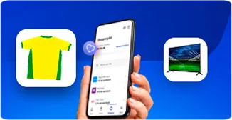 Mão segurando um celular com a tela aberta do Shopping BV, rodeado por ícones de futebol, como bola, camiseta esportiva amarela e verde e televisão, sobre fundo azul.