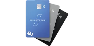 Cartões do banco BV empilhados um no outro, nas cores: preto, azul e cinza.