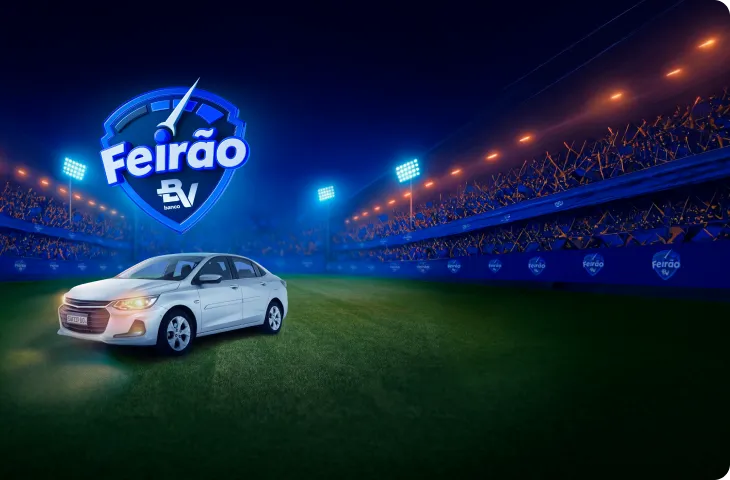 Um carro branco com farol acesso em um estádio de futebol e acima dele um selo escrito Feirão BV.