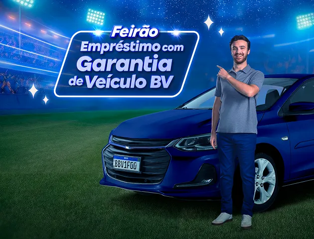 Em um fundo de estádio de futebol, o piloto Felipe Baptista à frente de um carro azul apontando para o selo 