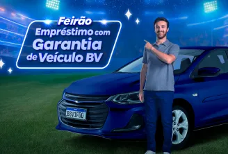Em um fundo de estádio de futebol, o piloto Felipe Baptista à frente de um carro azul apontando para o selo 