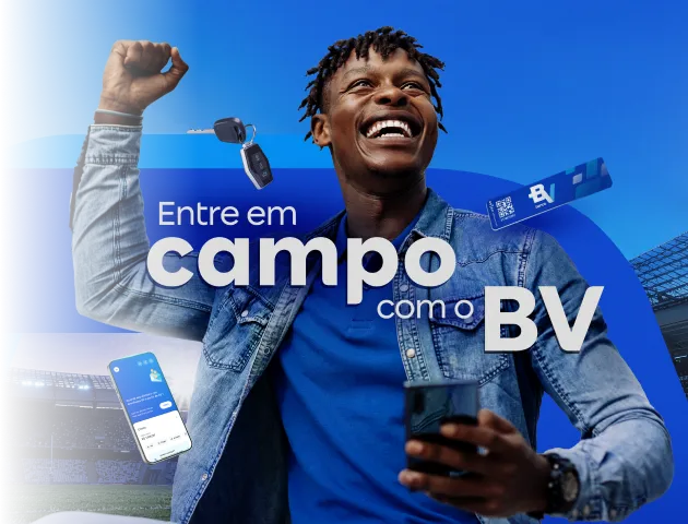 Homem sorridente segurando um celular e com um braço levantado, em frente a fundo azul com elementos visuais, chave de carro, tag veicular, cartão e um celular. Texto no banner: “Entre em campo com o BV