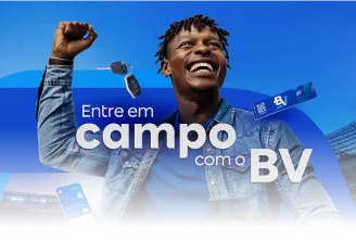 Homem sorridente segurando um celular e com um braço levantado, em frente a fundo azul com elementos visuais, chave de carro, tag veicular, cartão e um celular. Texto no banner: “Entre em campo com o BV