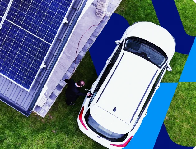 Na imagem, no canto superior esquerdo, vemos uma casa vista de cima com placas solares no telhado e um carro branco ao lado.