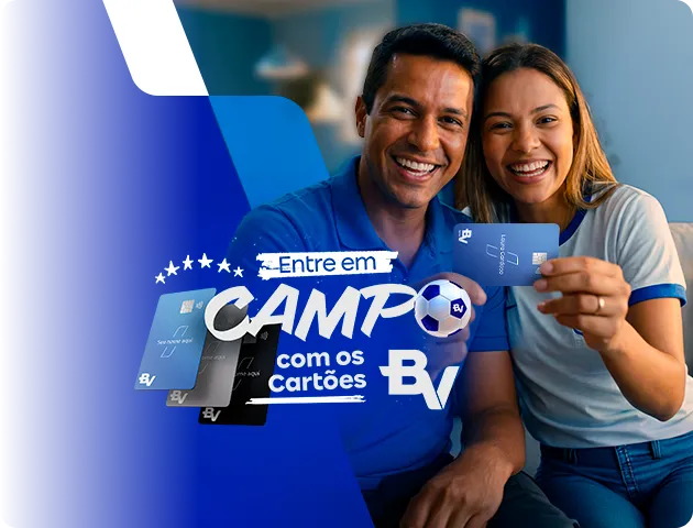 Duas pessoas no sofá segurando cartões BV. Texto “Entre em campo com os cartões BV