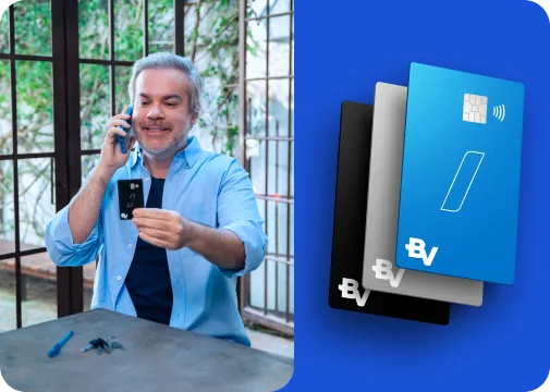 Um homem sorri enquanto segura um cartão BV com uma mão e com a outra segura o celular ao lado da orelha. Ao lado, ilustração de cartões BV.
