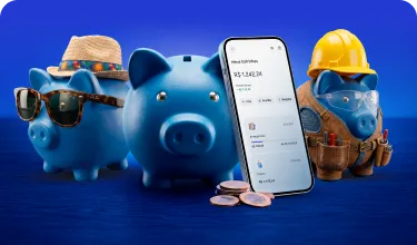 Fundo azul com elementos de ilustração. Há um porquinho centralizado, outros dois porquinhos nas laterais com acessórios e um celular ao lado.