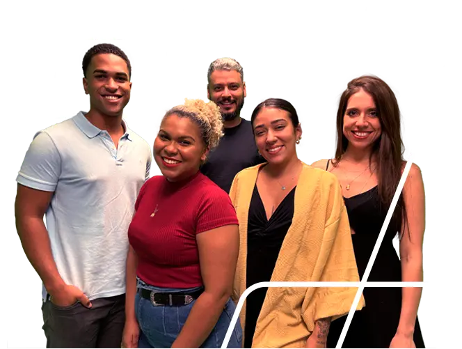 Em um fundo azul, uma mulher negra veste uma jaqueta jeans e está de braços cruzados, ela tem cabelos longos trançados.