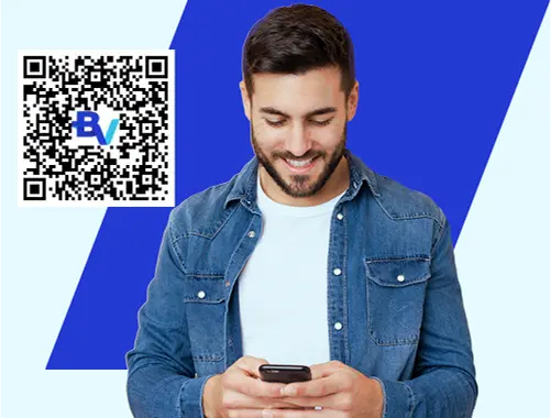 QR code do banco para WhatsApp BV e ao lado homem branco segurando celular e olhando para a tela