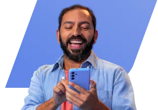 Homem de camisa azul sorri interagindo com o Whatsapp BV. Imagem em fundo branco com um desenho geométrico azul logo ao fundo.