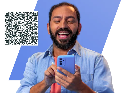 Homem de camisa azul sorri interagindo com o Whatsapp BV. Imagem em fundo branco com o QR Code de acesso ao canal de atendimento no canto superior esquerdo, ao lado do homem.