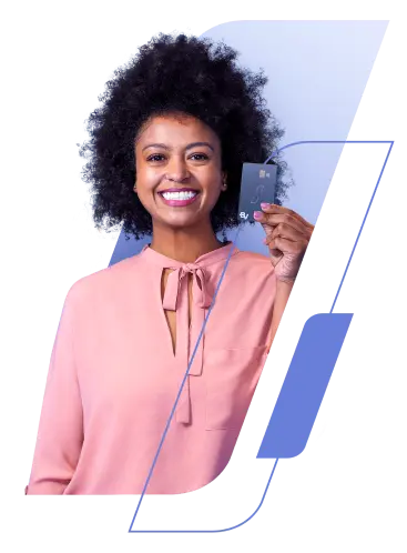 Uma mulher preta de cabelo crespo curto, usa um batom rosa e uma camiseta de manga longa na cor rosa claro. Ela olha para a câmera, sorrindo, enquanto mostra o Cartão BV, da cor azul escura.