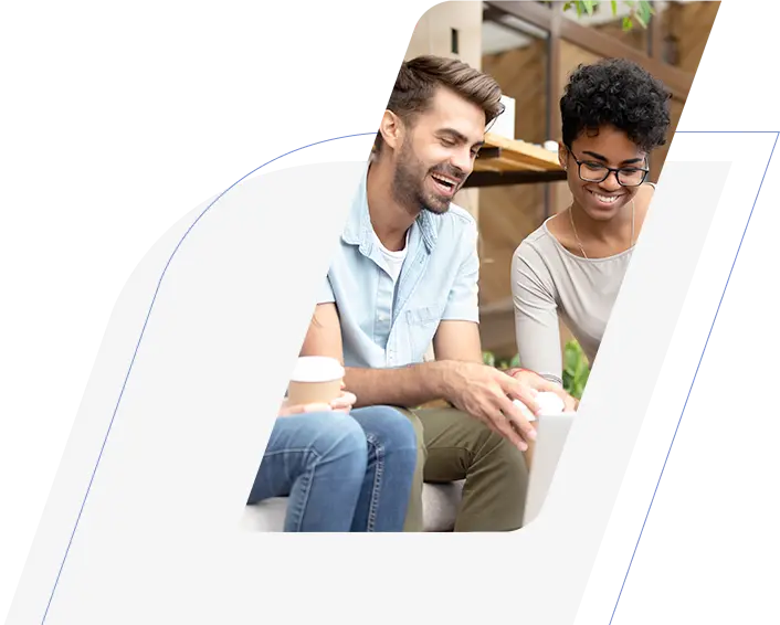 Um homem e duas mulheres sentados, sorrindo e tomando café juntos, e conversando sobre as vantagens do Banco BV