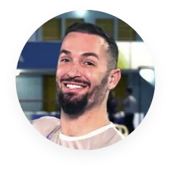 Uma foto do ex-ginasta Diego Hypólito, com camiseta cinza, sorrindo.
