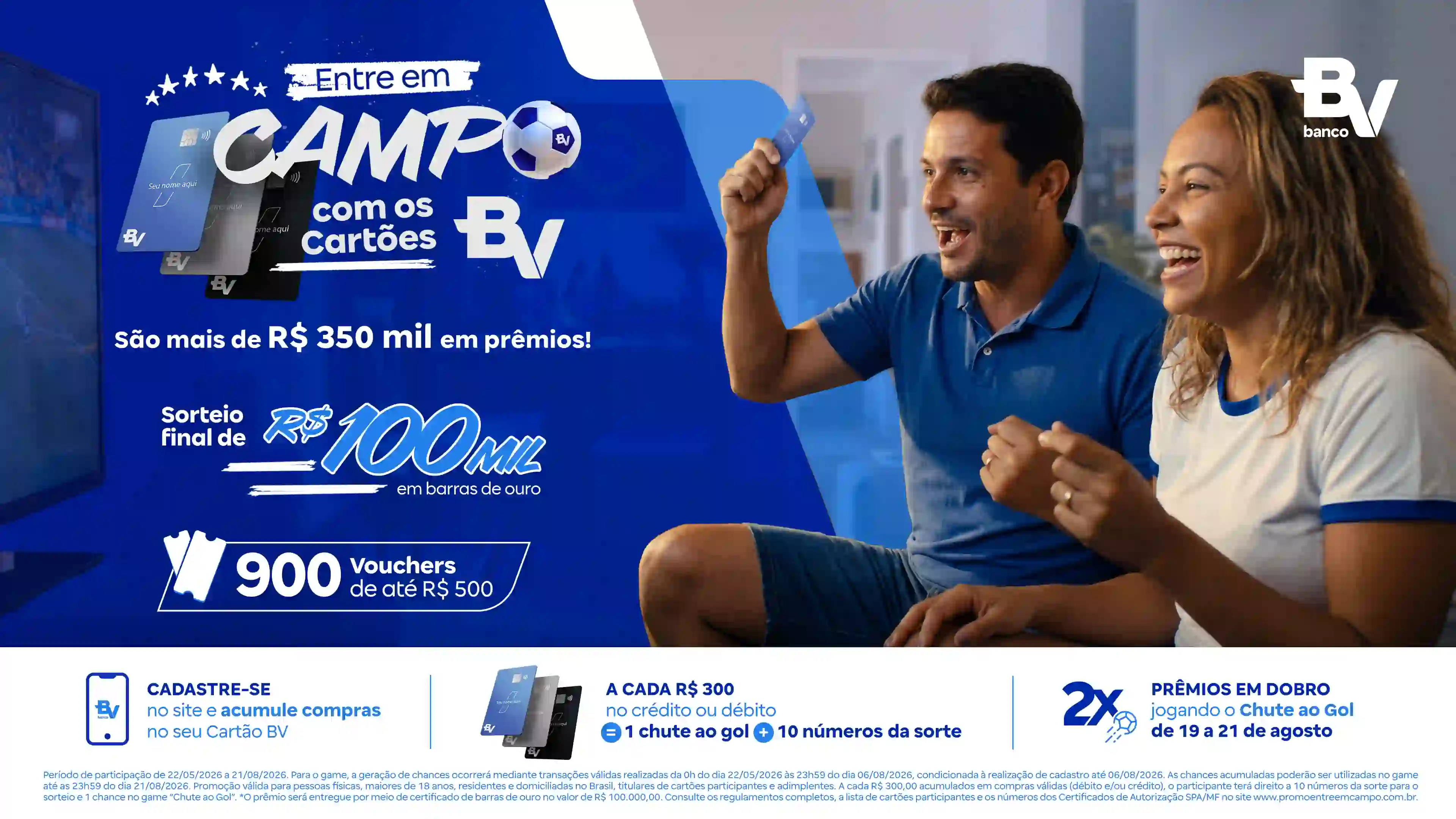 Banner com informações da campanha e homem com um cartão BV na mão, sentado ao lado de uma mulher. Ambos olhando para televisão.