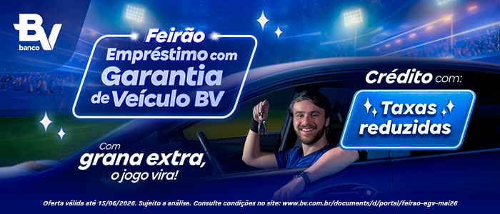 Banner do banco BV com um homem sorrindo dentro de um carro, enquanto segura uma chave, com um fundo de estádio de futebol. Os textos destacam o "Feirão Empréstimo com Garantia de Veículo BV", "grana extra" e "taxas reduzidas".