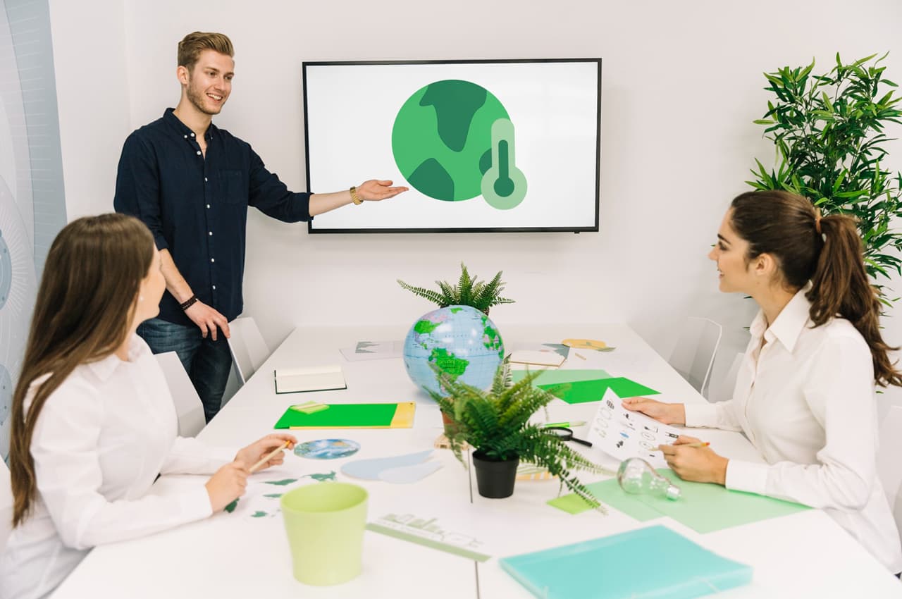 Equipe apresenta gráfico de aquecimento global em reunião sobre mercado de carbono.