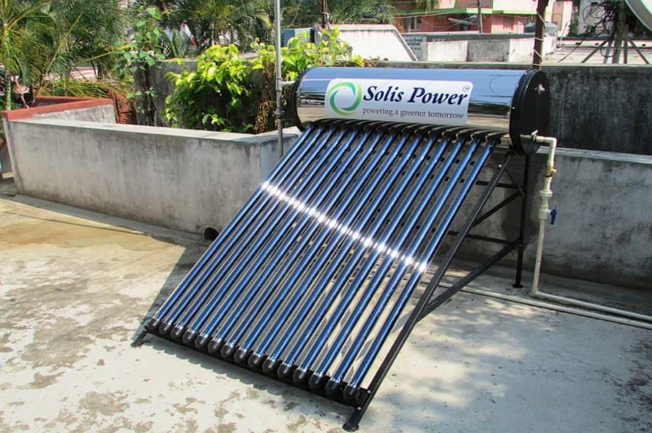 Aquecedor solar com tubos coletores montado em uma superfície plana.