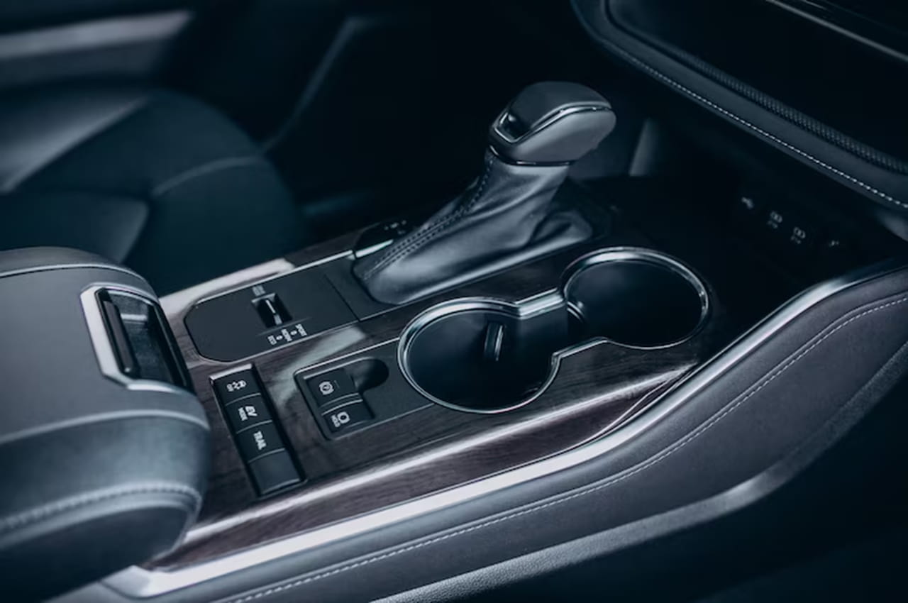 Câmbio de carro automático em veículo moderno.