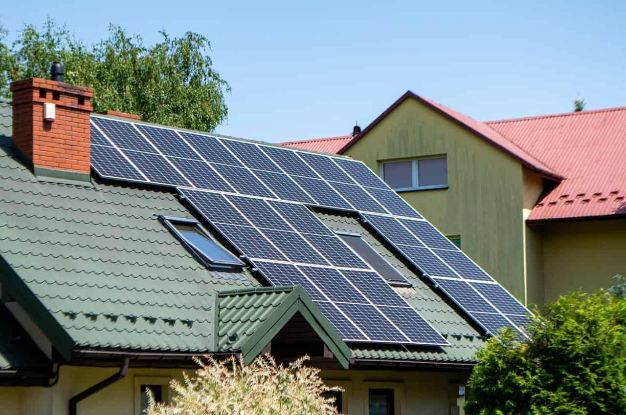 Painéis solares instalados no telhado de uma casa moderna que aderiu ao financiamento para energia solar.