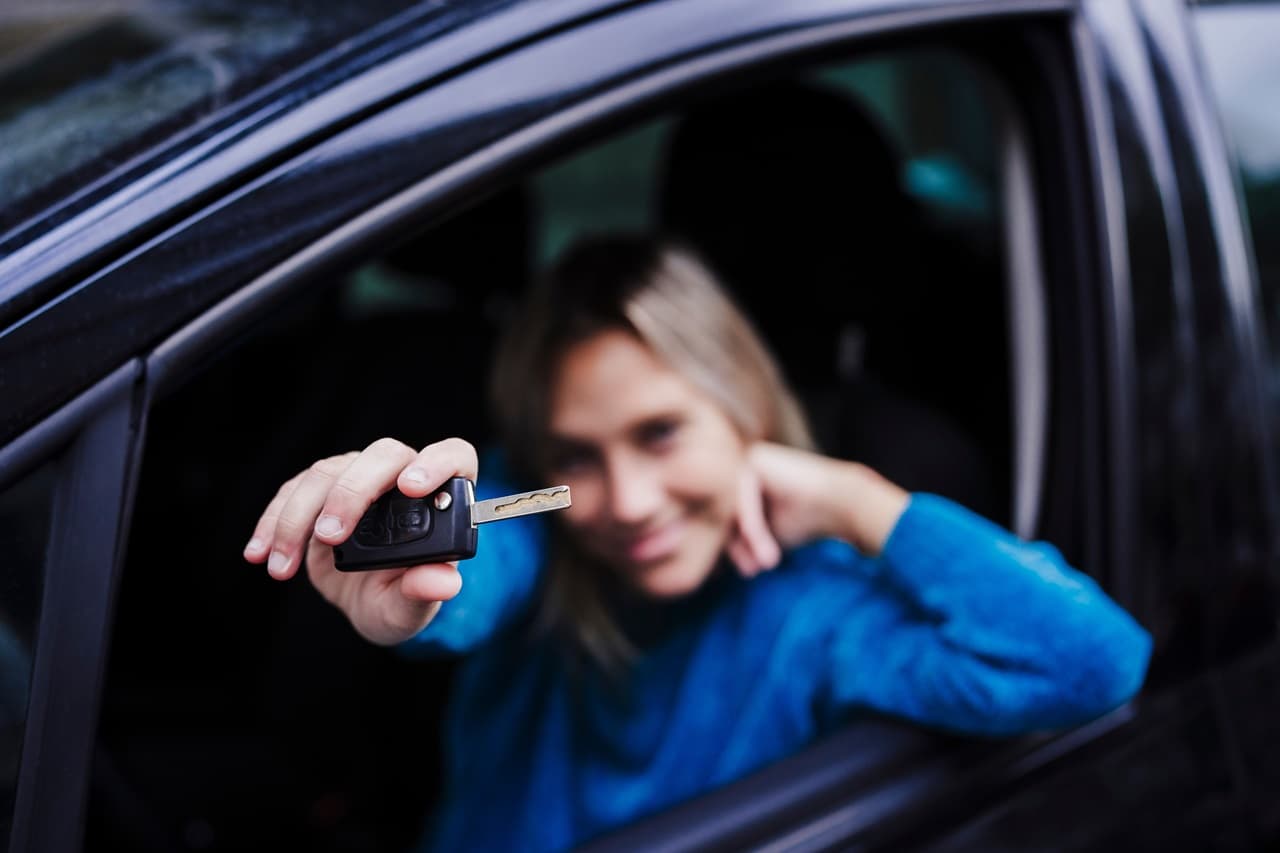 mulher dentro do celular, com chave do carro na mão 