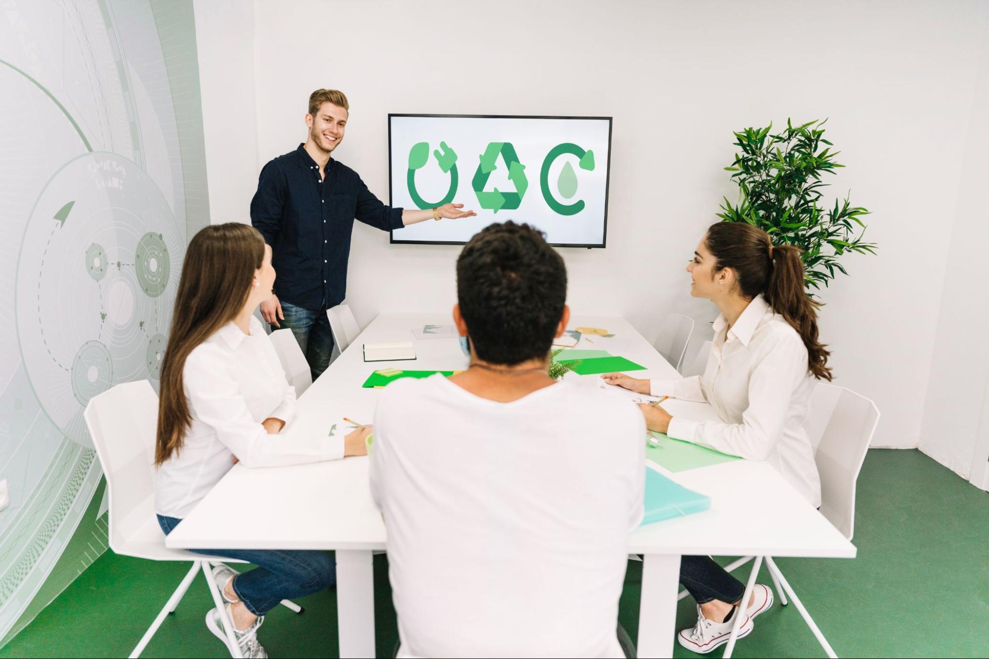 essoa apresentando conceitos de reciclagem e sustentabilidade em uma reunião de trabalho.