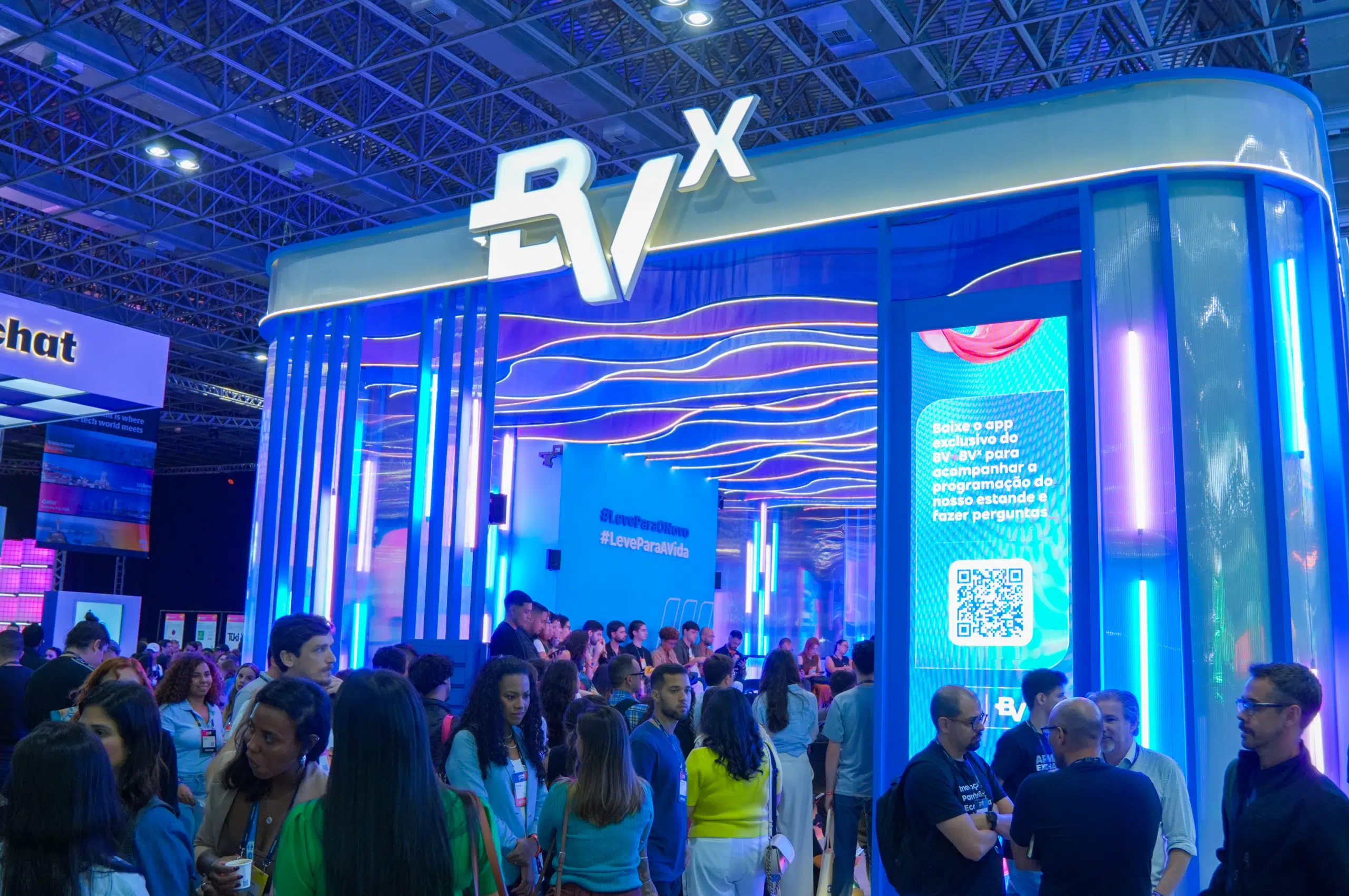 Imagem do stand do Banco BV no evento Web Summit Rio. 
