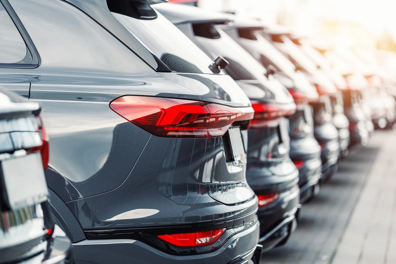 parte traseira de carros estacionados