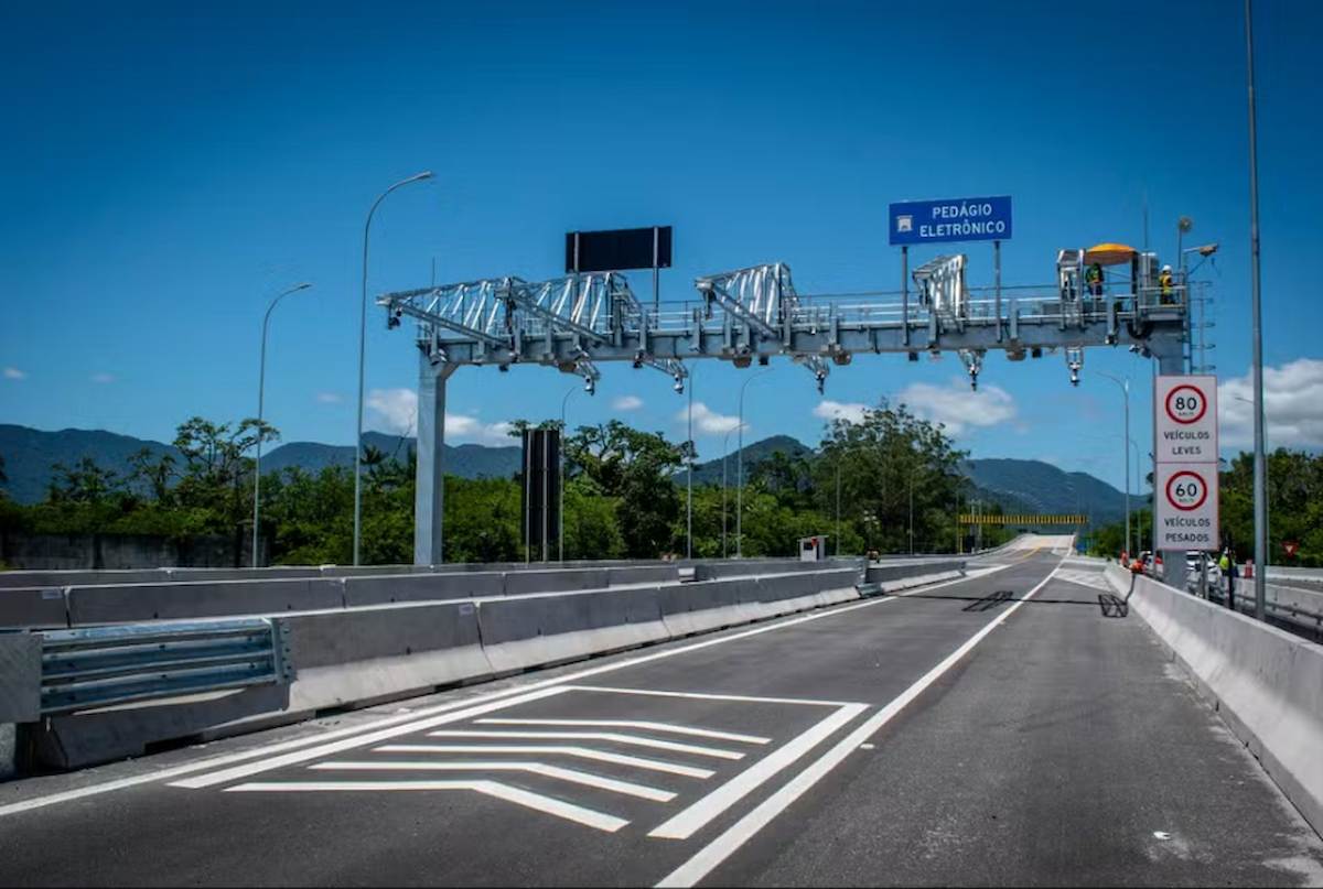 Uma rodovia com pegádio eletrônico. O cenário remete à fluidez no trânsito, característica de tecnologias modernas como o pedágio Free flow, que elimina as paradas.