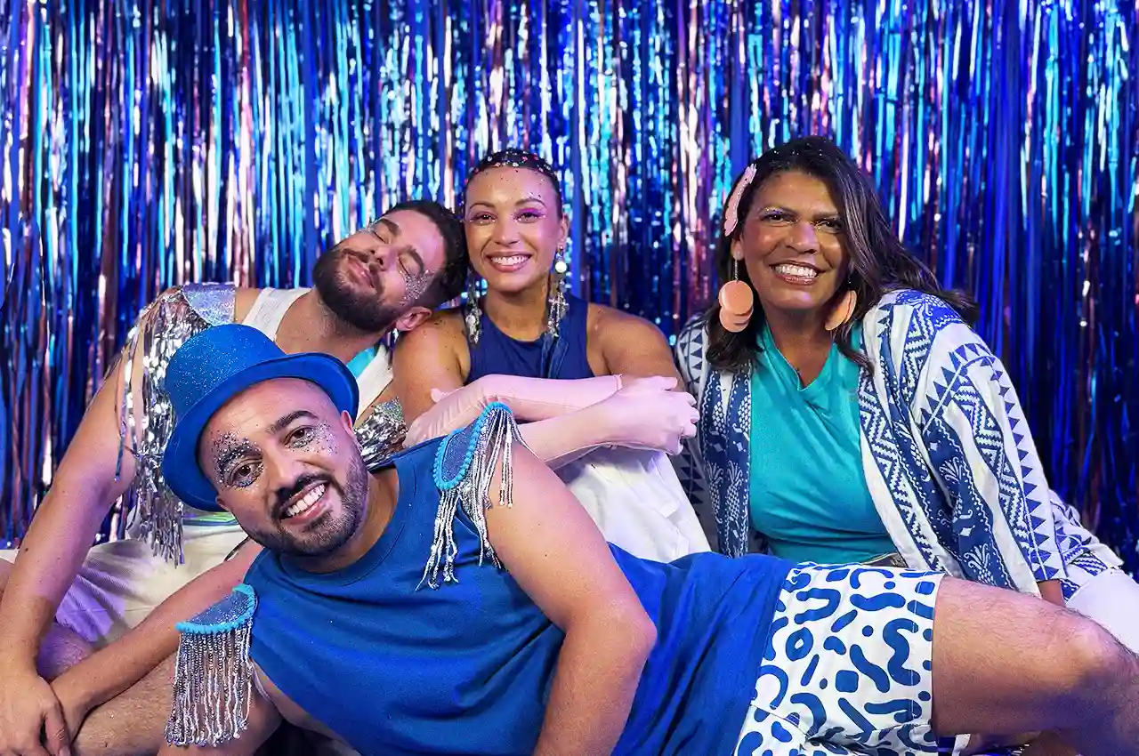 pessoas caracterizadas para o carnaval